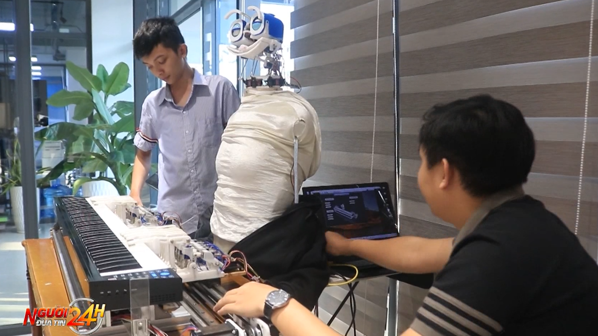 Nhóm sinh viên chế tạo robot chơi đàn piano